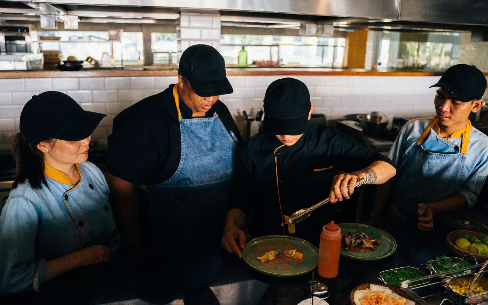 Cocineros preparando platos en la cocina de un restaurante