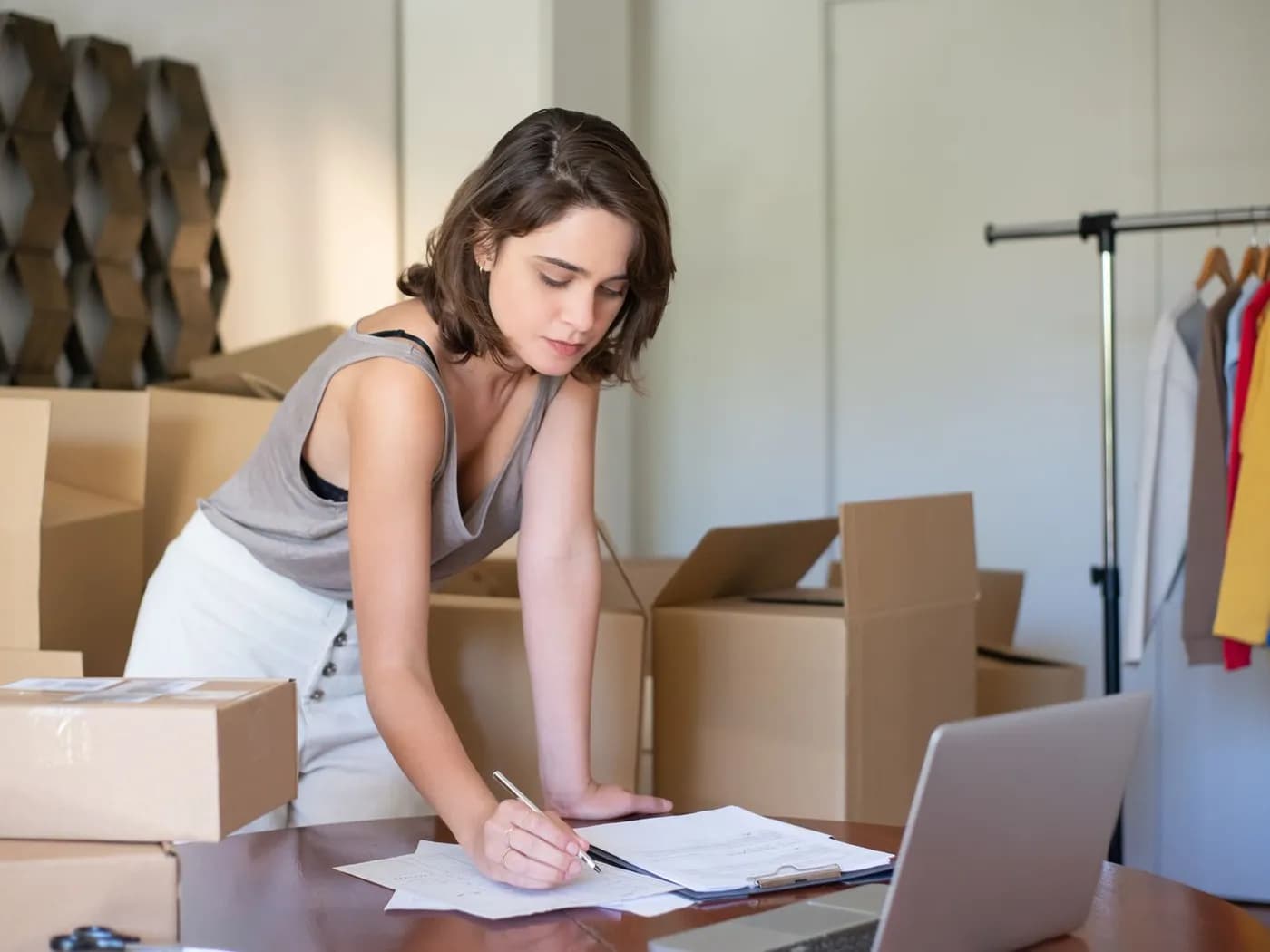 Propietaria revisando pedidos en línea y ventas del día en su laptop