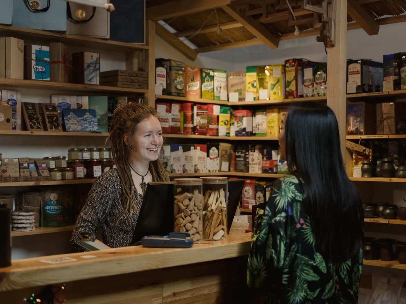 Vendedora atendiendo con agilidad en el mostrador de una tienda