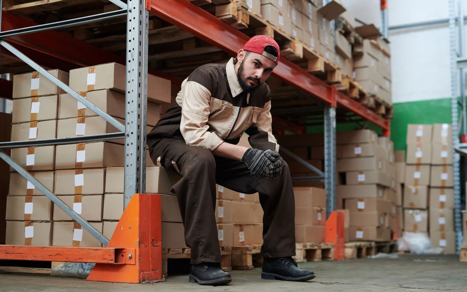 Un trabajador en la bodega de una distribuidora
