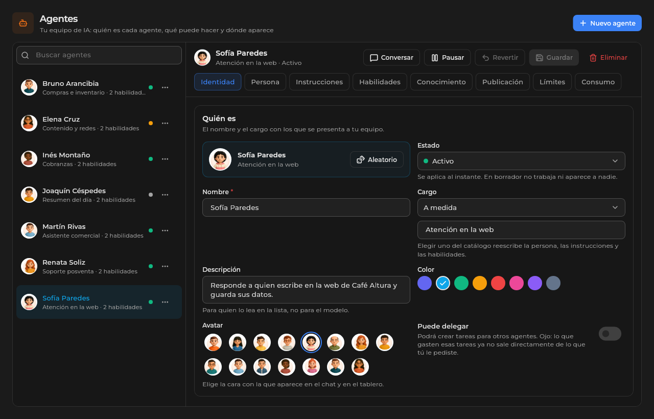 Agentes de IA en Sice: la ficha de Sofía Paredes, que atiende la web, con su estado, su cargo, su descripción y su avatar.