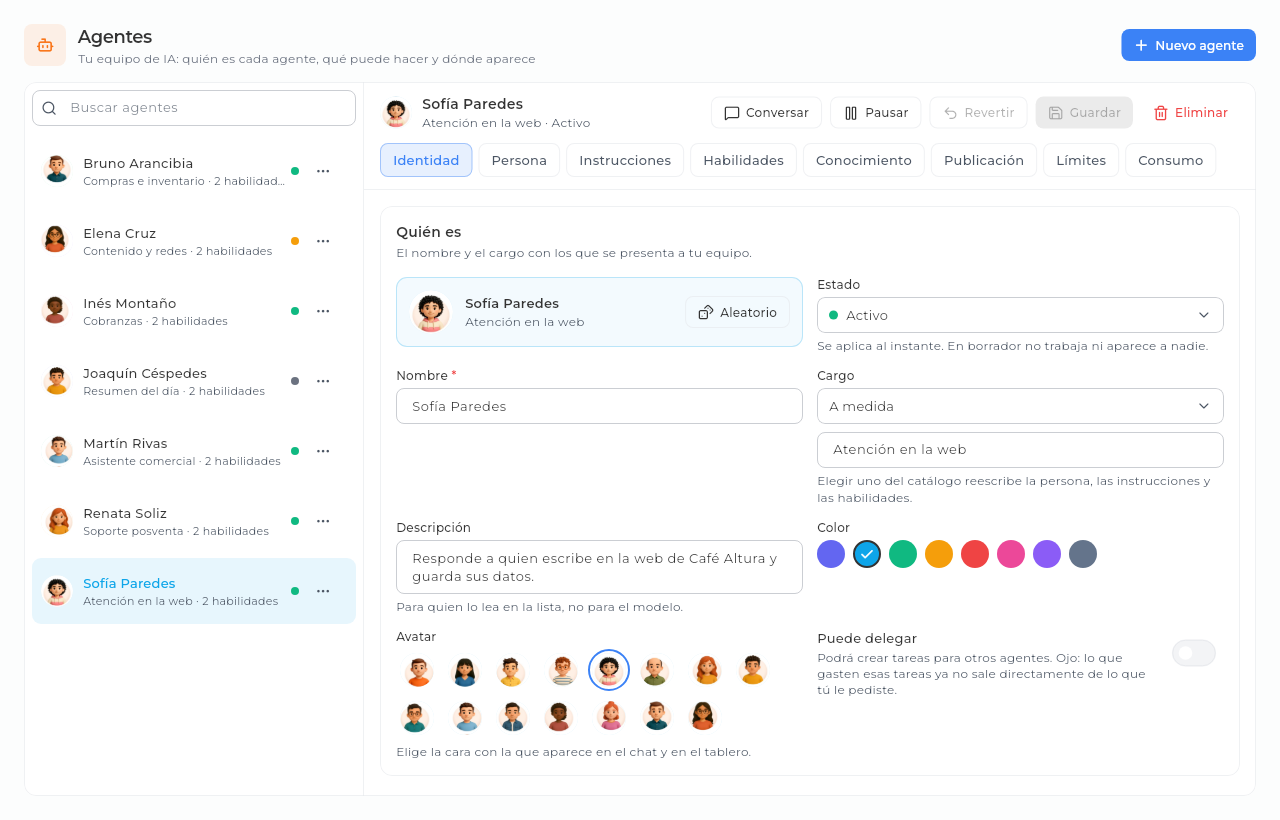 Agentes de IA en Sice: la ficha de Sofía Paredes, que atiende la web, con su estado, su cargo, su descripción y su avatar.