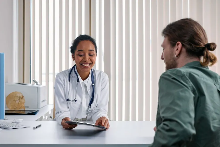 Una profesional de la salud atendiendo a un paciente