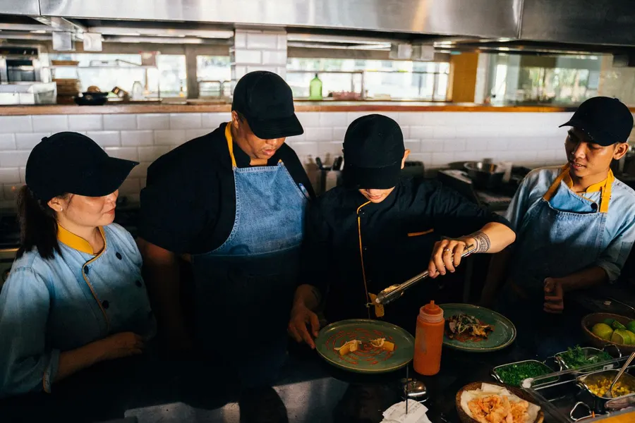 Cocineros preparando platos en la cocina de un restaurante