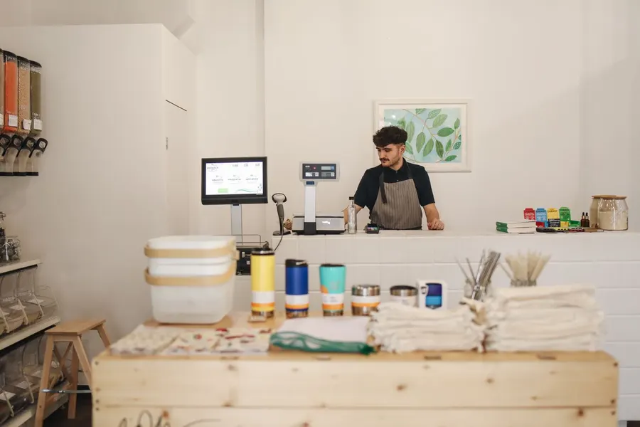 Una tienda atendiendo a sus clientes