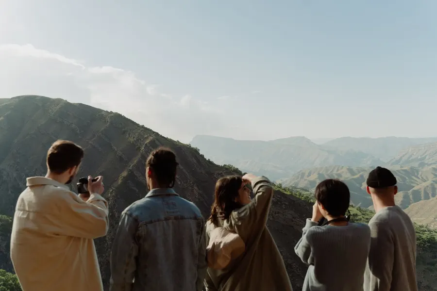 Un grupo de viajeros mirando las montañas en un tour